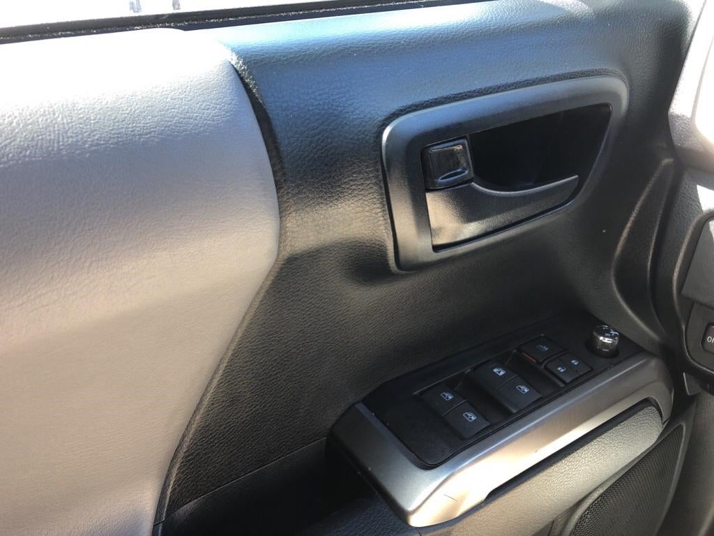 2018 Toyota Tacoma SR5 3TMAZ5CN9JM058105